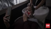 Salon Kembali Buka Aktivitas salon di kawasan Panglima Polim, Jakarta, Sabtu, 13 Juni 2020. Pemerintah Provinsi DKI Jakarta telah menetapkan ibukota untuk memasuki fase transisi PSBB bagi beberapa kegiatan dan sektor industri tertentu untuk dapat beroperasi kembali secara terbatas, termasuk industri salon dan tata rambut yang dinilai memiliki kesiapan protokol yang memadai untuk mulai beroperasi. CNN Indonesia/Bisma Septalisma