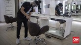 Salon Kembali Buka Aktivitas salon di kawasan Panglima Polim, Jakarta, Sabtu, 13 Juni 2020. Pemerintah Provinsi DKI Jakarta telah menetapkan ibukota untuk memasuki fase transisi PSBB bagi beberapa kegiatan dan sektor industri tertentu untuk dapat beroperasi kembali secara terbatas, termasuk industri salon dan tata rambut yang dinilai memiliki kesiapan protokol yang memadai untuk mulai beroperasi. CNN Indonesia/Bisma Septalisma