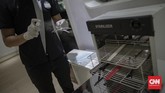 Salon Kembali Buka Aktivitas salon di kawasan Panglima Polim, Jakarta, Sabtu, 13 Juni 2020. Pemerintah Provinsi DKI Jakarta telah menetapkan ibukota untuk memasuki fase transisi PSBB bagi beberapa kegiatan dan sektor industri tertentu untuk dapat beroperasi kembali secara terbatas, termasuk industri salon dan tata rambut yang dinilai memiliki kesiapan protokol yang memadai untuk mulai beroperasi. CNN Indonesia/Bisma Septalisma