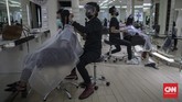 Salon Kembali Buka Aktivitas salon di kawasan Panglima Polim, Jakarta, Sabtu, 13 Juni 2020. Pemerintah Provinsi DKI Jakarta telah menetapkan ibukota untuk memasuki fase transisi PSBB bagi beberapa kegiatan dan sektor industri tertentu untuk dapat beroperasi kembali secara terbatas, termasuk industri salon dan tata rambut yang dinilai memiliki kesiapan protokol yang memadai untuk mulai beroperasi. CNN Indonesia/Bisma Septalisma