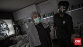 Salon Kembali Buka Aktivitas salon di kawasan Panglima Polim, Jakarta, Sabtu, 13 Juni 2020. Pemerintah Provinsi DKI Jakarta telah menetapkan ibukota untuk memasuki fase transisi PSBB bagi beberapa kegiatan dan sektor industri tertentu untuk dapat beroperasi kembali secara terbatas, termasuk industri salon dan tata rambut yang dinilai memiliki kesiapan protokol yang memadai untuk mulai beroperasi. CNN Indonesia/Bisma Septalisma