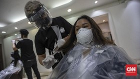 Studi Buktikan Masker Ampuh Cegah Penularan Covid-19 di Salon