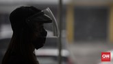 Salon Kembali Buka Aktivitas salon di kawasan Panglima Polim, Jakarta, Sabtu, 13 Juni 2020. Pemerintah Provinsi DKI Jakarta telah menetapkan ibukota untuk memasuki fase transisi PSBB bagi beberapa kegiatan dan sektor industri tertentu untuk dapat beroperasi kembali secara terbatas, termasuk industri salon dan tata rambut yang dinilai memiliki kesiapan protokol yang memadai untuk mulai beroperasi. CNN Indonesia/Bisma Septalisma
