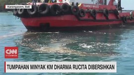 VIDEO: Tumpahan Minyak KM Dharma Rucita Dibersihkan