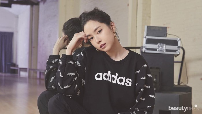 7 Tampilan Menawan Son Naeun Apink Berbalut Outfit Adidas