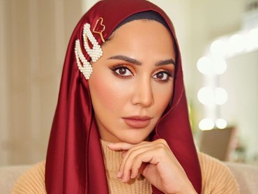 14 Tahun Berhijab, Selebgram Cantik Putuskan Buka Jilbab