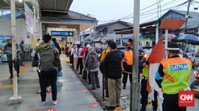 Ada Edaran Jam Kerja, Penumpang KRL Masih Mengantre di Depok