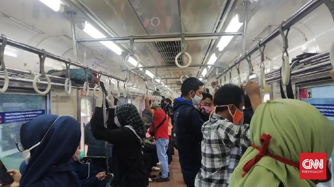 Penumpang mengantre di Stasiun Depok, Jawa Barat