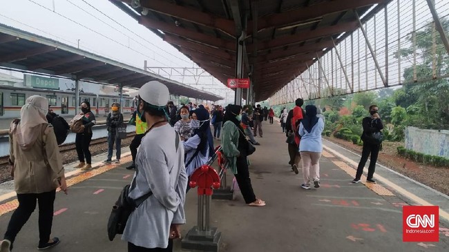 Penumpang mengantre di Stasiun Depok, Jawa Barat
