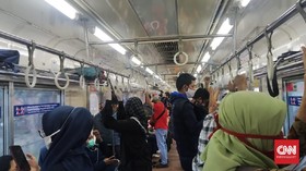 Senin Pagi, Penumpang Berdesakan di Gerbong KRL