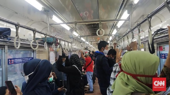 Namun, VP Corporate Secretary KAI Commuter, Anne Purba mengatakan jumlah pengguna KRL hari ini justru berkurang dibanding pekan lalu.