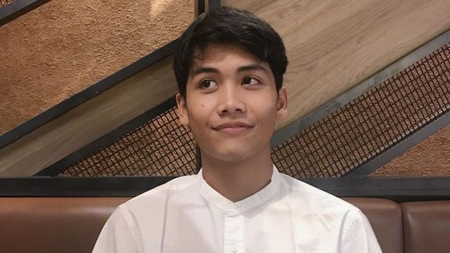 Komika Bintang Emon resmi melamar kekasihnya. Ia berharap hubungannya dengan sang kekasih bertahan sampai akhir.