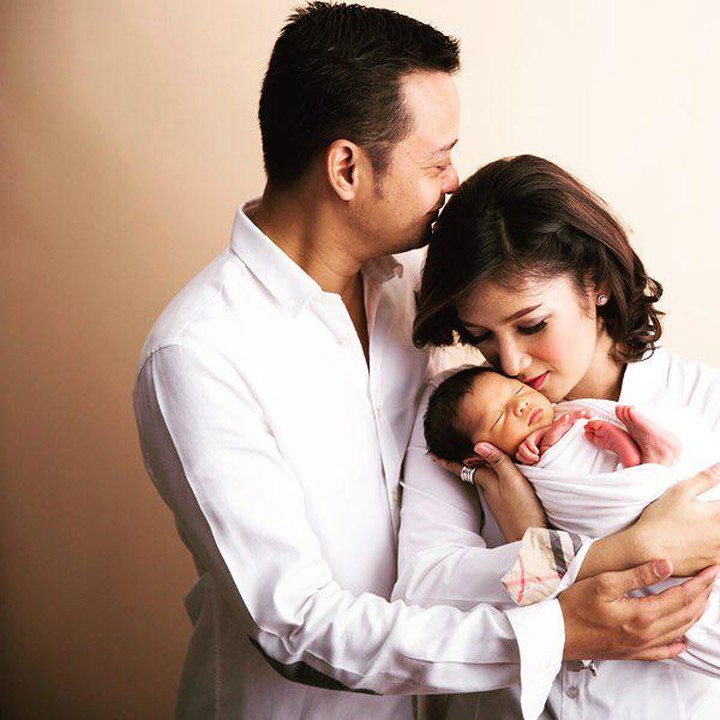<p>Pada 3 Mei 2014, Briptu Eka Frestya melepas masa lajang setelah dipersunting Kompol R. Bagoes Wibisono. Kala itu, banyak pria yang 'berkabung' dan mengatakan hari tersebut sebagai hari patah hati nasional he-he-he. (Foto: Instagram @e_frestya)</p>