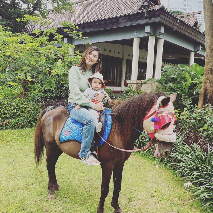 <p>Kini, Briptu Eka Frestya ini sudah memiliki seorang putra lho, Bunda. (Foto: Instagram @e_frestya)</p>