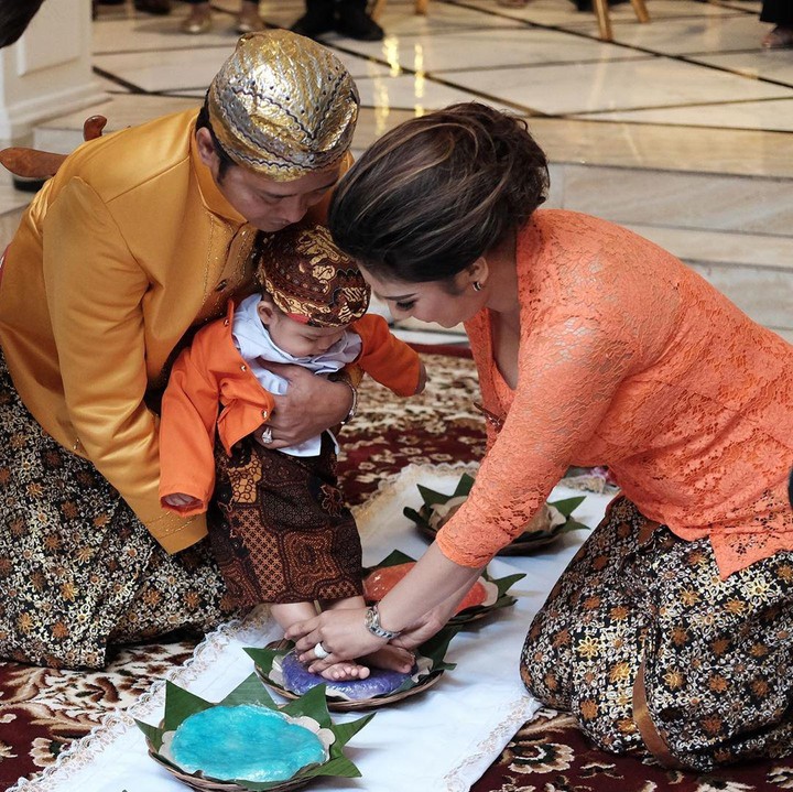 <p>Momen tedak siten Zein pada bulan Februari lalu nih, Bunda. (Foto: Instagram @e_frestya)</p>