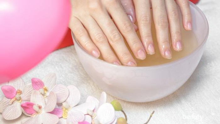 Cara Atasi Kuku Kuning dan Penyebabnya