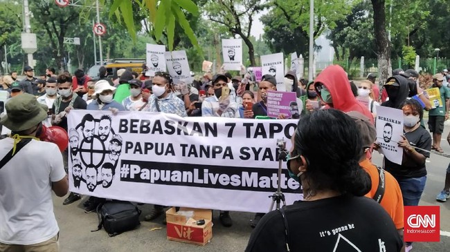 Puluhan orang yang mengatasnamakan Komite Pembebasan Tahanan Politik (Tapol) Papua menggelar aksi demonstrasi di depan gedung Mahkamah Agung, Senin (15/6) siang. Mereka menuntut agar 7 orang Tapol  Papua yang tengah menjalani proses persidangan di Pengadilan Negeri Balikpapan dibebaskan.
