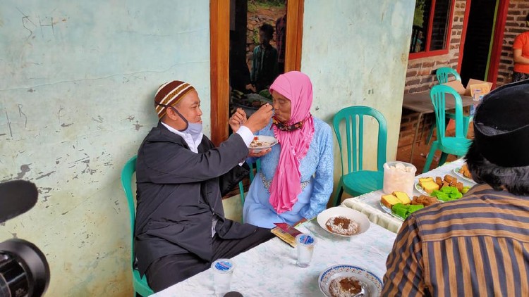 Cinta tidak memandang usia. Itulah yang tengah dirasakan sepasang suami istri di Nganjuk, Yatemi dan Nuryani.
