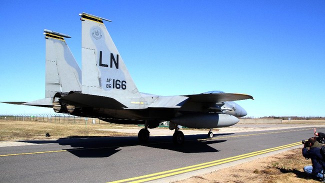 A US F15C Eagle jet fighter prepares for take off at air force base during the Lithuanian - NATO air force exercise at the air force base near Siauliai Zuokniai, Lithunaia, on April 1, 2014. The air training event will involve F-15C Eagle of the US Air Force currently deployed on NATOs Baltic Air Policing mission, JAS-39 Gripen aircraft of the Swedish Air Force, C-27J Spartan transport aircraft and Mi-8 helicopter of the Lithuanian Air Force. Furthermore, NATO Airborne Warning and Control System (AWACS) aircraft based in Germany and US KC-135R air refuelling aircraft are expected to join the exercise.   AFP PHOTO / PETRAS MALUKAS (Photo by PETRAS MALUKAS / AFP)