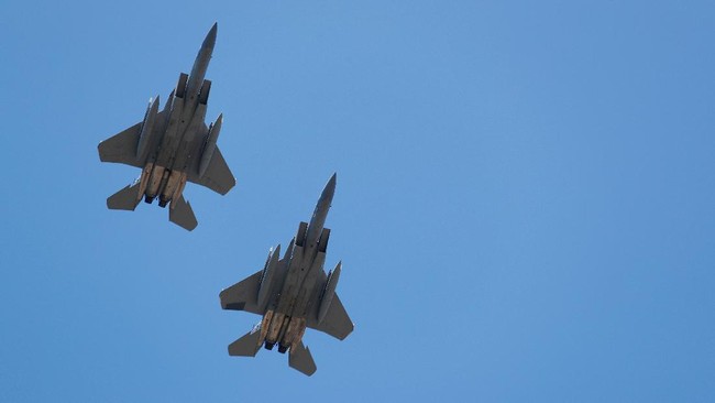 Dua jet tempur AU Taiwan diduga tabrakan di udara saat latihan menewaskan seorang pilot.