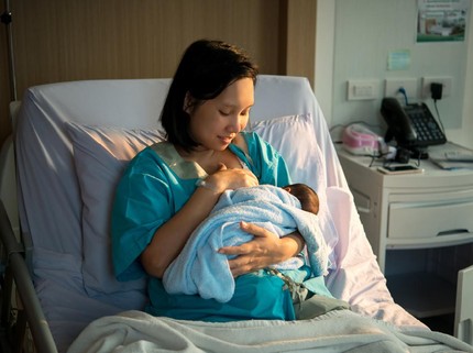 9 Cara Alami Memperlancar ASI Usai Melahirkan