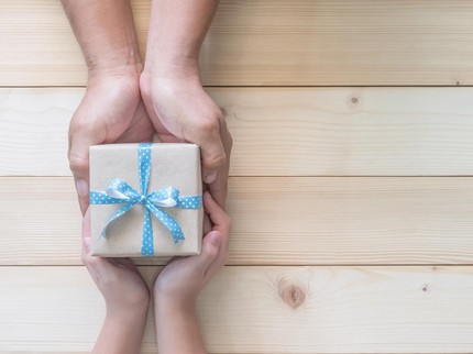 10 Kado Manis Buatan Si Kecil Ini Bakal Bikin Ayah Bahagia sekaligus Bangga