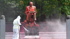 Demo Antirasis, Patung Wartawan Italia Jadi Sasaran