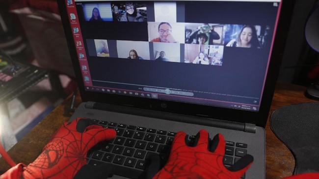 Aplikasi pendidikan asal RI menawarkan kelas interaktif online gratis untuk membantu anak yang jenuh belajar jarak jauh kala pandemi.