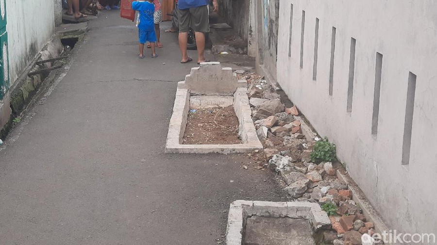 Kuburan di jalanan gang padat penduduk di Jakarta Timur (Yogi Ernest/detikcom)