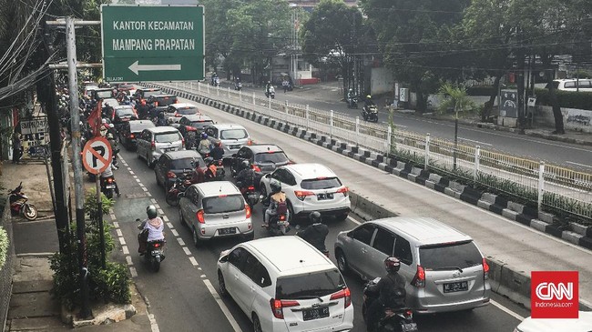 Di hari pertama bulan Ramadan, sebagian ruas jalan utama di Jakarta tetap mengalami kemacetan pada jam kerja seperti hari biasa.