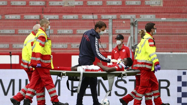 Mainz's Taiwo Awoniyi is stretchered off after sustaining an injury during the German Bundesliga soccer match between 1. FSV Mainz 05 and FC Augsburg in Mainz, Germany, Sunday, June 14, 2020. Because of the coronavirus outbreak all soccer matches of the German Bundesliga take place without spectators. (Kai Pfaffenbach/Pool via AP)