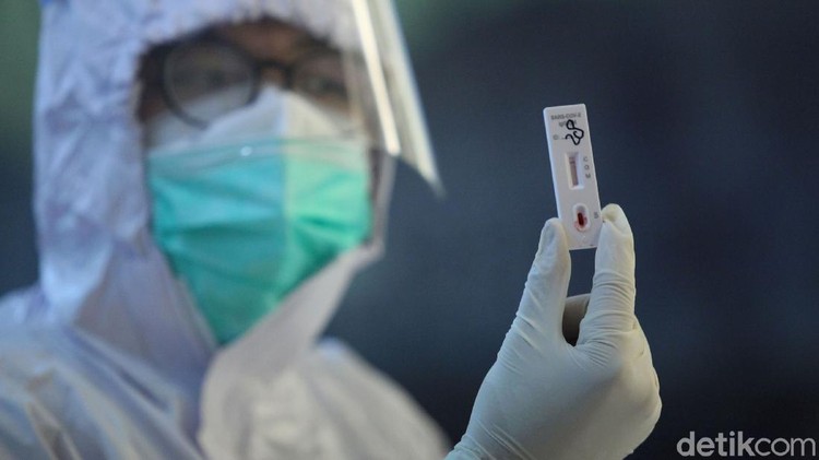 Pegawai mal Kuningan City jalani rapid test di hari pertama mal itu kembali dibuka. Pemeriksaan itu dilakukan guna pastikan para pegawai mal bebas COVID-19