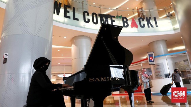 Welcome Back seolah sambutan lama tak berjumpa bagi pengunjung. Hampir 3 Bulan pusat perbelanjaan tutup. (CNN Indonesia/ Safir Makki)