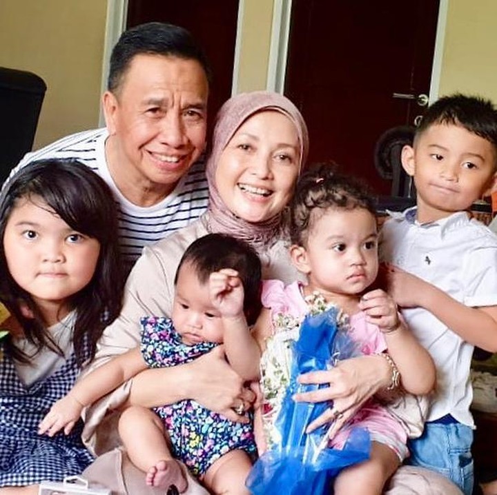 <p>Miing dan istri juga sudah dikaruniai cucu-cucu yang menggemaskan. (Foto: Instagram @lisma_gumelar)</p>