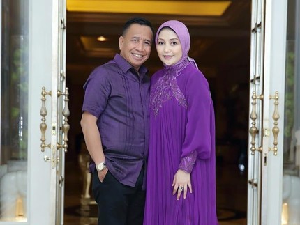 29 Tahun Menikah, Intip 7 Momen Hangat Miing Bagito dan Istri