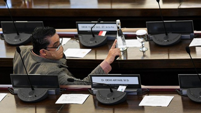 DPR ungkap 90 persen dari total 3128 Perguruan Tinggi Swasta (PTS) di Indonesia dalam kondisi yang kurang sehat dan mengalami kesulitan.