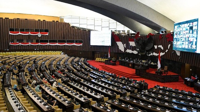 Sejumlah anggota DPR menghadiri Pembukaan Masa Persidangan IV Tahun Sidang 2019-2020 di Kompleks Parlemen, Senayan, Jakarta, Senin (15/6/2020). Rapat dihadiri 309 orang anggota, terdiri dari 227 orang secara virtual dan 82 fisik anggota hadir yang membahas pandangan fraksi-fraksi atas keterangan Pemerintah terhadap Kerangka Ekonomi Makro (KEM) dan Pokok-Pokok Kebijakan Fiskal (PPKF) RAPBN Tahun Anggaran 2021. ANTARA FOTO/M Risyal Hidayat/pras.