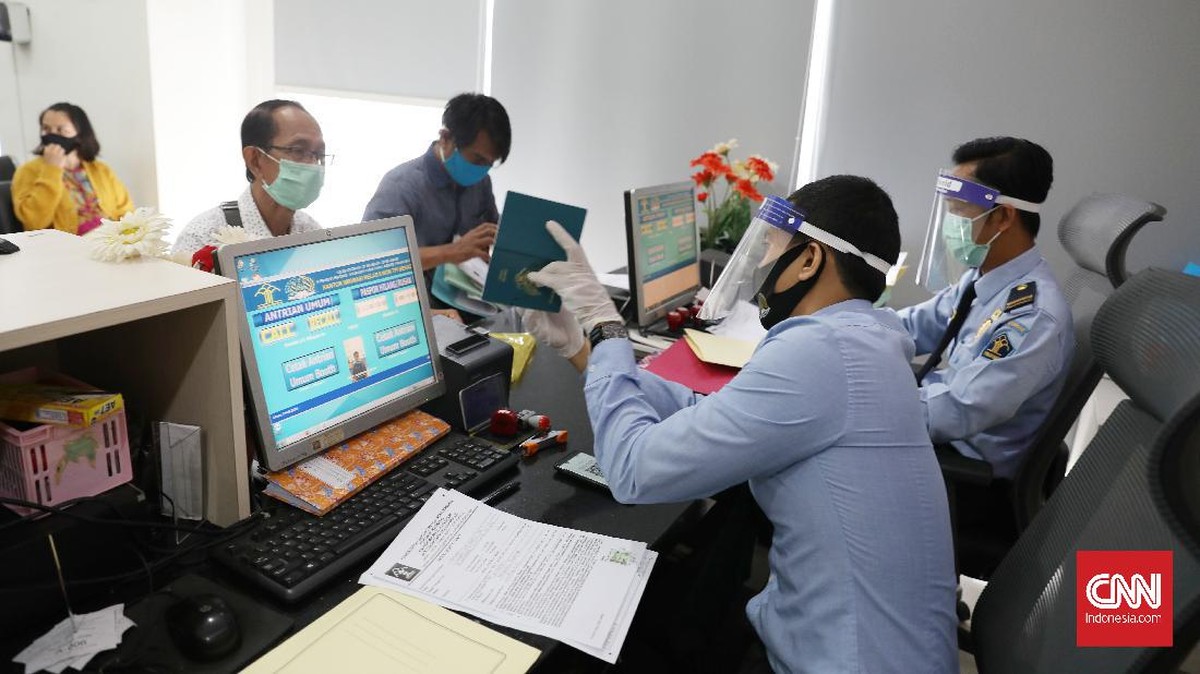 FOTO : Hari Pertama Kantor Imigrasi Kembali Dibuka