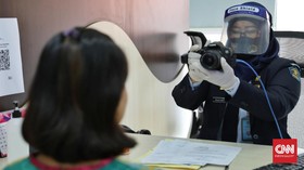 FOTO : Hari Pertama Kantor Imigrasi Kembali Dibuka