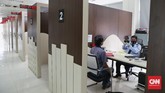 Pelayanan Imigrasi dibuka kembali Petugas imigrasi membuka pelayanan pembuatan paspor di Kantor Imigrasi Kelas II Non TPI Bekasi, 15 Juni 2020. Selain pembuatan paspor baru, pelayanan penggantian paspor karena hilang dan rusak juga bisa dilakukan. Layanan lainnya yaitu alih status keimigrasian.(CNN Indonesia/ Safir Makki)