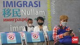 Pelayanan Imigrasi dibuka kembali Petugas imigrasi membuka pelayanan pembuatan paspor di Kantor Imigrasi Kelas II Non TPI Bekasi, 15 Juni 2020. Selain pembuatan paspor baru, pelayanan penggantian paspor karena hilang dan rusak juga bisa dilakukan. Layanan lainnya yaitu alih status keimigrasian.(CNN Indonesia/ Safir Makki)