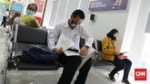 Pelayanan Imigrasi dibuka kembali Petugas imigrasi membuka pelayanan pembuatan paspor di Kantor Imigrasi Kelas II Non TPI Bekasi, 15 Juni 2020. Selain pembuatan paspor baru, pelayanan penggantian paspor karena hilang dan rusak juga bisa dilakukan. Layanan lainnya yaitu alih status keimigrasian.(CNN Indonesia/ Safir Makki)