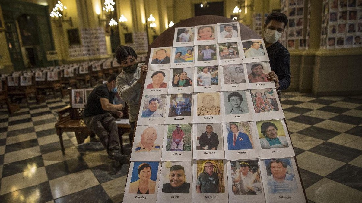 FOTO: Ribuan Wajah Korban Corona Mengisi Gereja Katedral Peru
