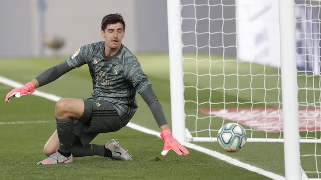 Kiper Thibaut Courtois frustrasi setelah Real Madrid kalah dari Valencia karena dapat tiga kali penalti, Senin (9/11) dini hari WIB.