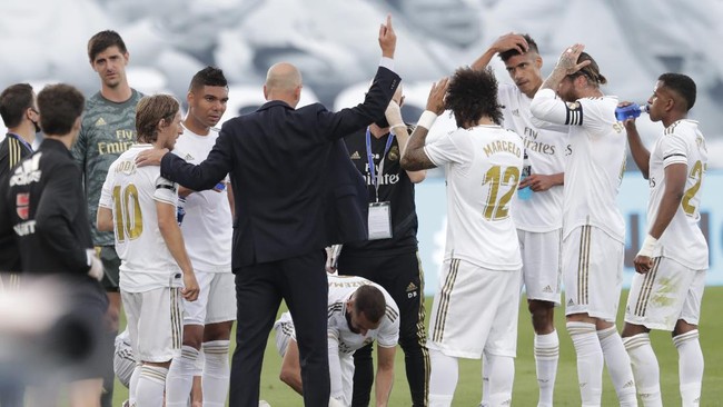 Real Madrid's head coach Zinedine Zidane, centre, directs his players as they stop to drink during the Spanish La Liga soccer match between Real Madrid and Eibar at Alfredo di Stefano stadium in Madrid, Spain, Sunday, June 14, 2020. (AP Photo/Bernat Armangue)
