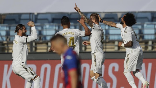 Real Madrid's Toni Kroos center, celebrates his sides opening goal during the Spanish La Liga soccer match between Real Madrid and Eibar at Alfredo di Stefano stadium in Madrid, Spain, Sunday, June 14, 2020. (AP Photo/Bernat Armangue)
