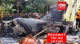 VIDEO: Pesawat Hawk 200 TNI Jatuh di Pekanbaru