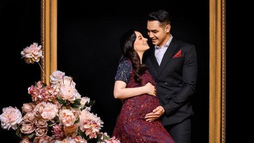 img-title Hamil 3 Bulan, Asmirandah Minta Dielus Jonas Rivanno Tiap Malam
