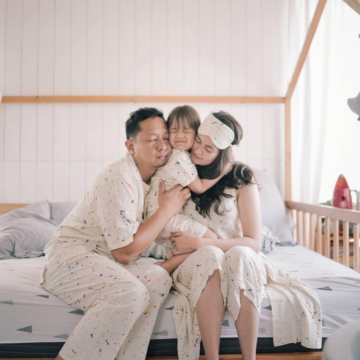Di tengah pandemi COVID-19 seperti ini, kita doakan semoga Bjorka dan keluarga selalu dalam keadaan sehat ya. (Foto: Instagram @sabaidieter)