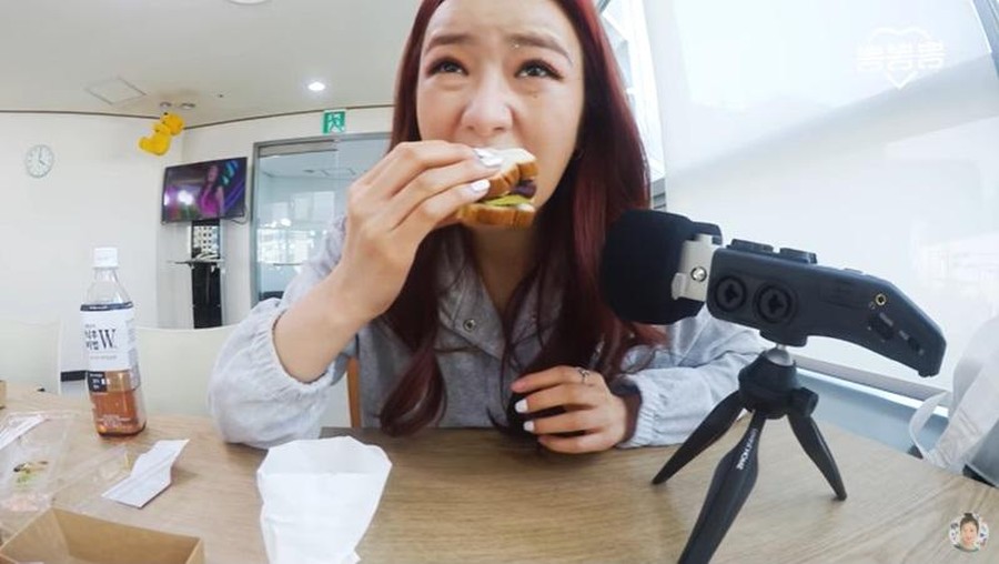 5 Keseruan Mukbang Bomi Apink